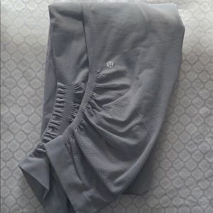 Lululemon gray crop leggings 😍